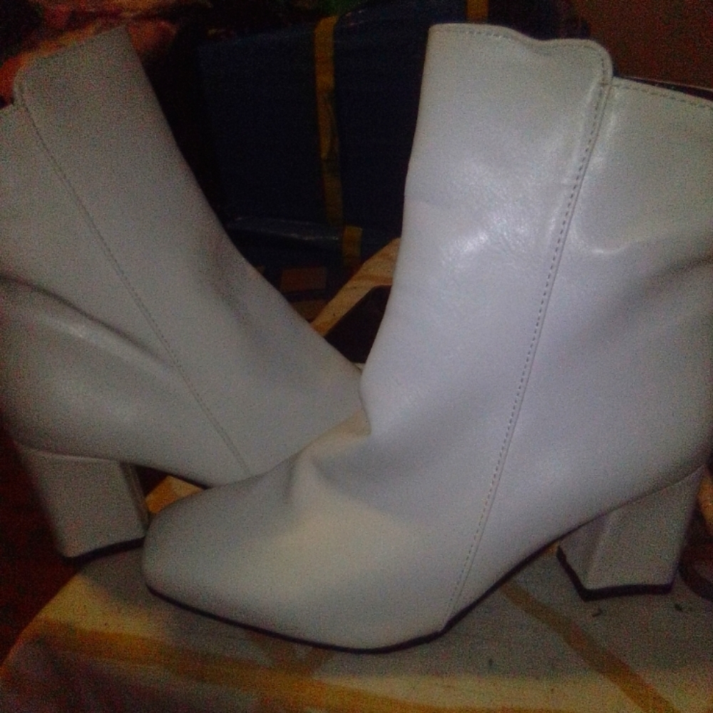 Selling some white boots